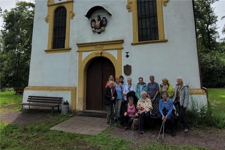 Die Frauen der kfd-Ortsgruppe Münstermaifeld vor der Marienkapelle. Foto: privat