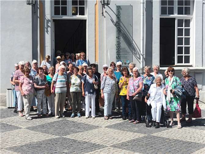 Die Frauen der kfd St. Genovefa vor dem Schloss Augustusburg.  Foto: privat