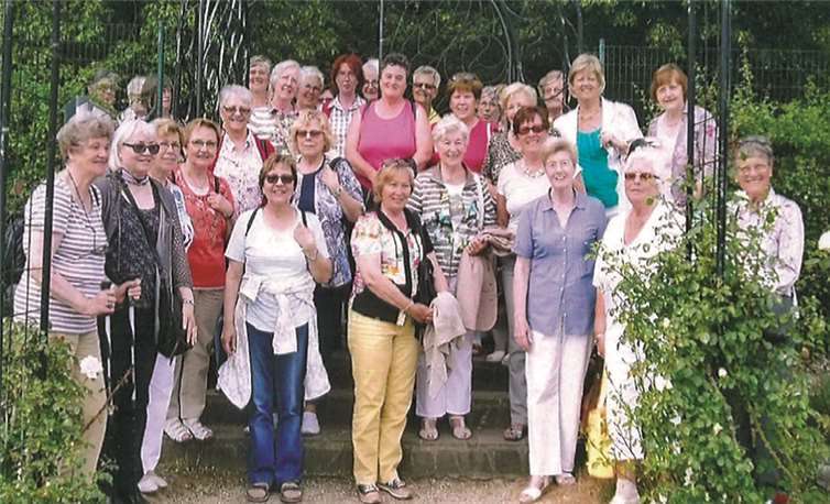 Die Frauen der kfd-St. Martin Engers genossen die Pracht der blühenden Rosen. privat