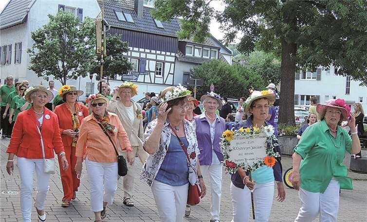 Die Frauen der kfd St. Maximus nahmen mit einem Blumengruß am Umzug zum Jubiläum teil.  BSB