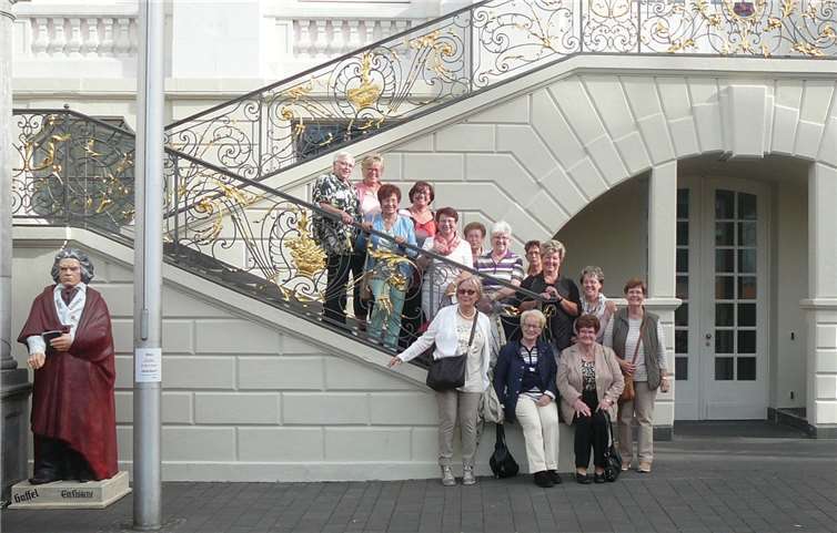 Die Frauen der kfd während ihres Ausfluges nach Bonn vor dem Rathaus.privat