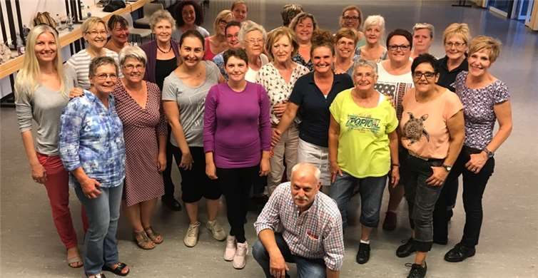 Die Frauen des „Abend-Aktiv-Kreises“ der Frauenselbsthilfe nach Krebs e. V. hatten viel Spaß bei ihrem Besuch bei den „Dizzy Dancers Namedy“. Foto: privat