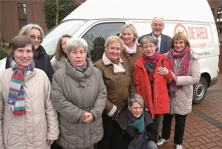 Die Frauen des Bastelkreisesstehen mit dem Vorsitzenden der Rheinbach-Meckenheimer Tafel vor einem Lieferwagen der Tafel. privat