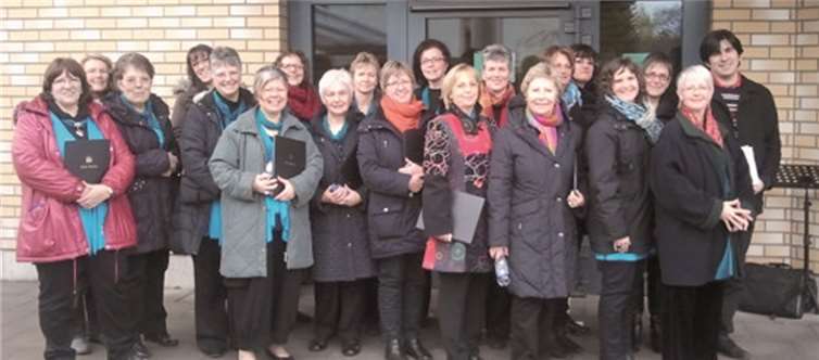 Die Frauen des Chores „Bella Musica“ vor der Justizvollzugsanstalt in Rheinbach.privat