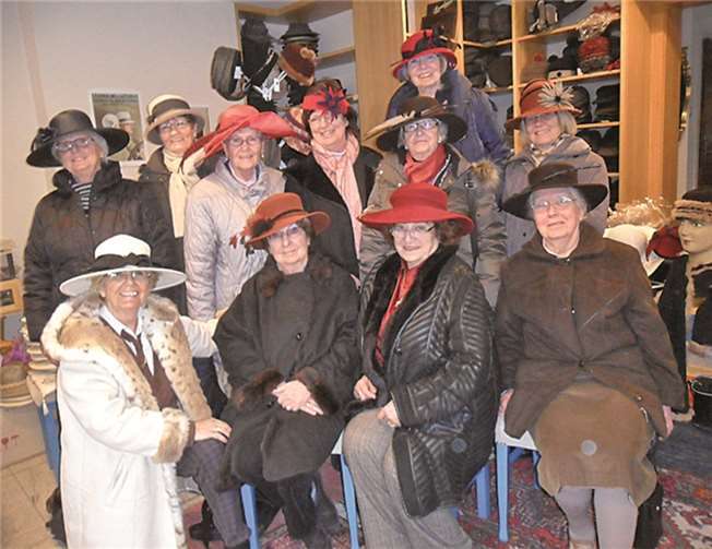 Die Frauen des DHB im Atelier des Hut-Designers Klaus D. Kemen in Bendorf. Privat