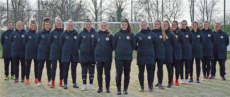 Die Frauen des FC Germania Urbar und ihre Trainer haben gut lachen: Mit den neuen Jacken macht das Training beim derzeit nasskalten Wetter doch gleich mehr Spaß. Foto: Volksbank