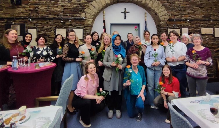 Die Frauen des Internationalen Weltfrauentages im Sinziger Rathaus mit fair gehandelten Rosen.  Foto: Berit Kokott