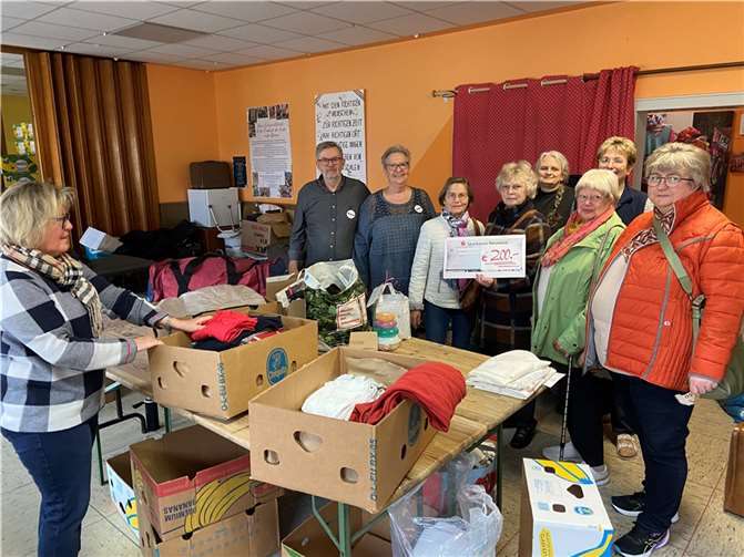 Die Frauen des Kreativkreises der Kolpingfamilie Neuwied haben 200 Euro übergeben. Foto: Hans-Peter Weißenfels