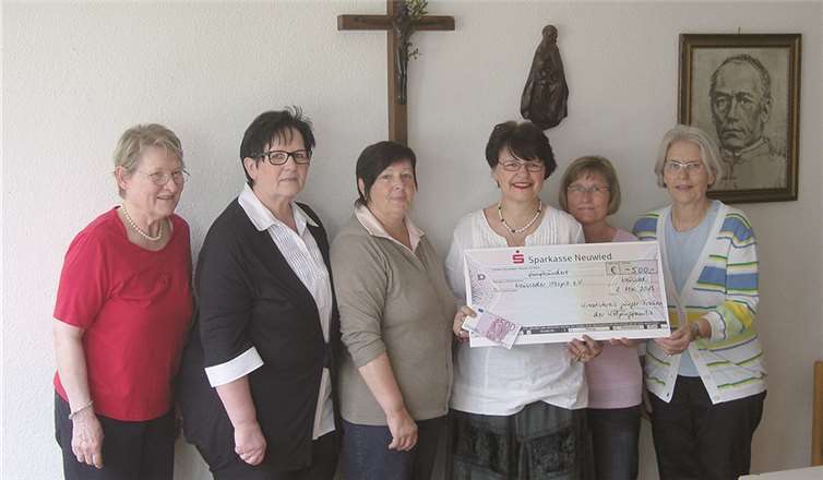 Die Frauen des Kreativkreises der Kolpingsfamilie 1860 Neuwied - M. Conrady, E. Rathenow, B. Groh, I. Stollhoff, I. Hammes, I. Günter (v.l.) - überreichten dem Neuwieder Hospizverein eine Spende in Höhe von 500 Euro.privat