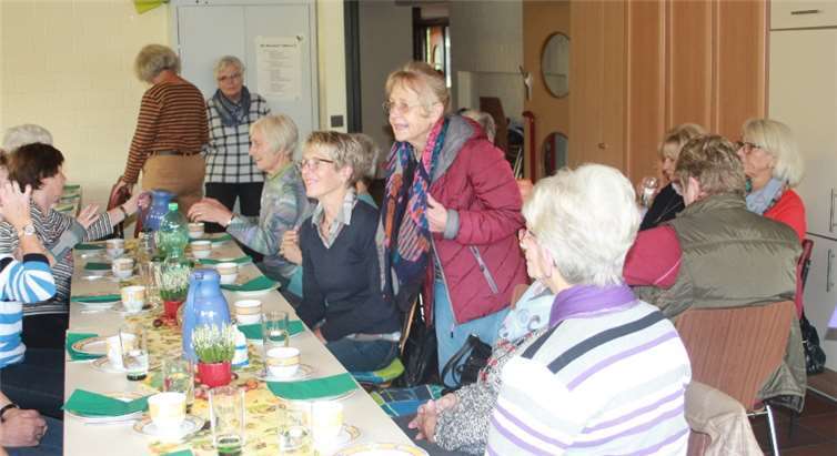 Die Frauen des Offenen Frauentreffs beim Frühstück.Fotos: privat
