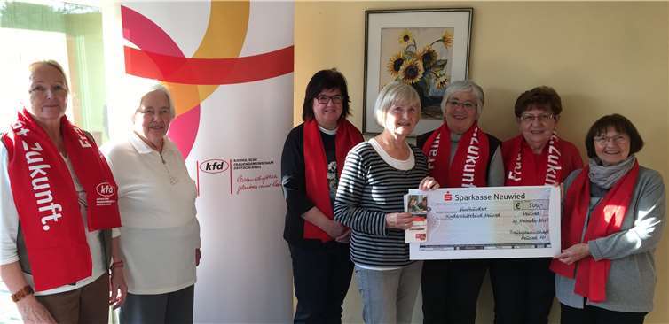 Die Frauen des kfd-Leitungsteams St. Matthias überreichen eine Spende von 500 Euro an Margot Stober (vierte von re.) vom Kinderschutzbund. privat