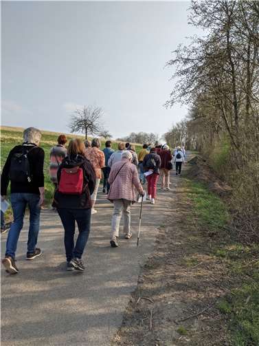 Die Frauen gehen gemeinsam den Westumer Kreuzweg.Foto: Dekanat Remagen-Brohltal