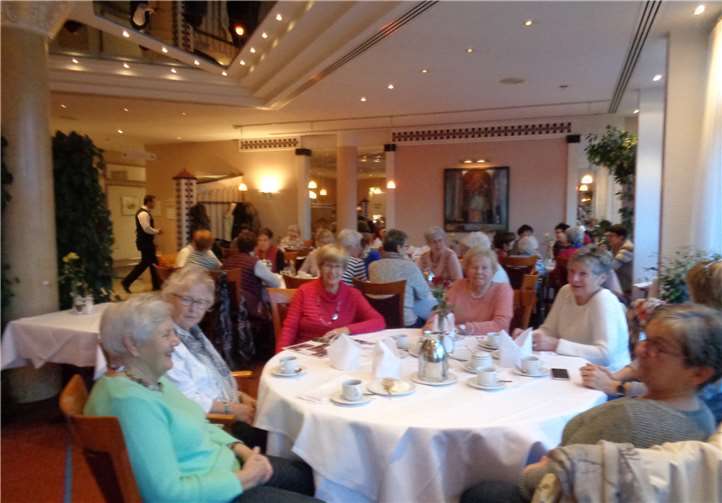 Die Frauen genossen das Kaffeetrinken in großer Runde.