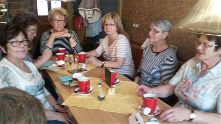 Die Frauen genossen die Einkehr im Café „Tante Mieche“.privat