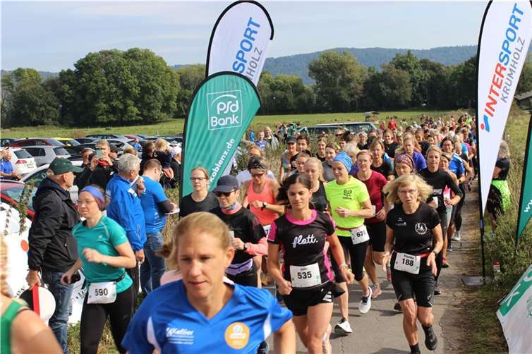Die Frauen kurz nach dem Start zum PSD Bank-Cup über die 10000 Meter.