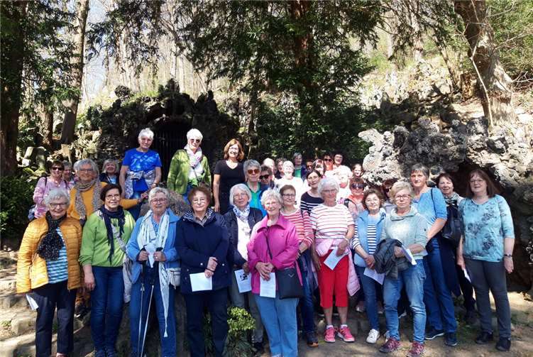 Kreuzweg der Hoffnung pilgern Die Frauen pilgerten betend bis zur Grablegungsgrotte.Foto: H. Gillessen