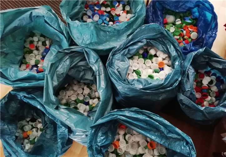 Die Frauen sammelten tausende von Deckel, um ihren Beitrag für die Kinderimpfungen zu leisten. Foto: privat