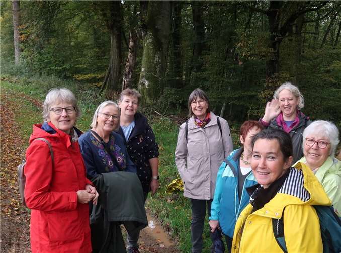 Die Frauen sind begeistert von der schönen Landschaft rund um Ehlscheid.