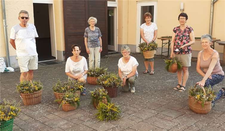 Die Frauen trafen sich vorher zum „Kräutersträuße binden“ im Pfarrgarten. Foto: privat