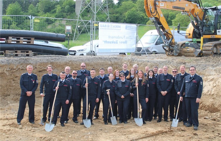 Die Frauen und Männer der „Löschgruppe Landskrone“ an dem Ort, der ihr neues Zuhause werden wird. Foto: DU
