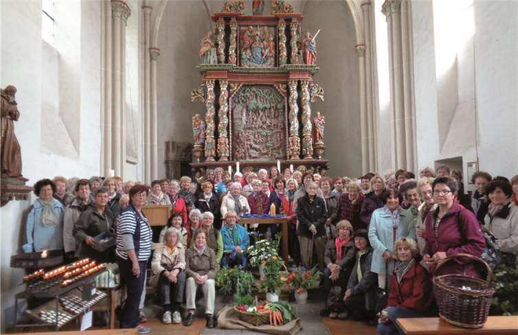 Die Frauen versammelten sich um den „Garten“ im Altarraum. privat