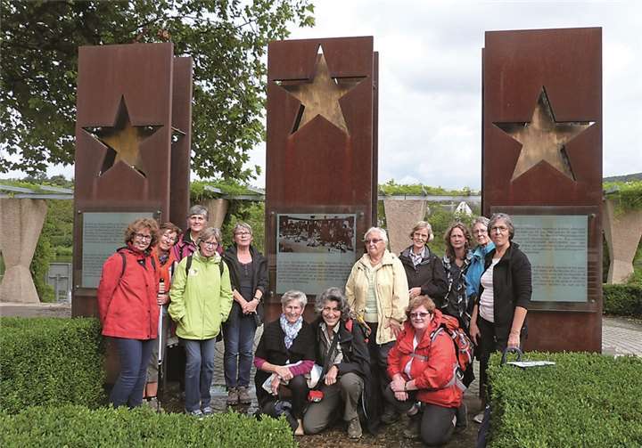 Die Frauen vor dem Europa – Denkmal in Schengen.Privat