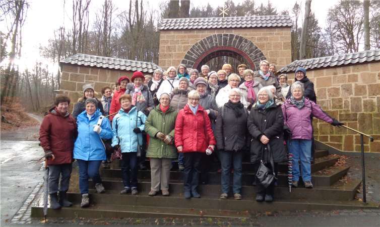 Die Frauen wanderten entlang der Klostermauer zur Abteikirche. Privat