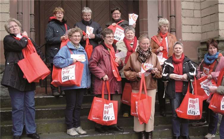 Die Frauen zogen mit ihren roten Taschen von der Matthiaskirche aus durch die Neuwieder Fußgängerzone.privat