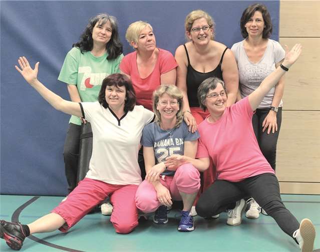 Die Frauenfitness-Gruppe hat viel Spaß beim Training .  privat