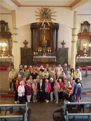 Die Frauengemeinschaft St. Martin aus Kelkheim-Hornau bei ihrem Besuch in der Kirche St. Johannes der Täufer.