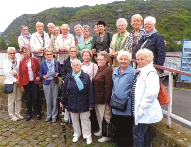 Die Frauengemeinschaft St- Peter vor dem Einstieg auf die „Rheinprinzessin“. privat