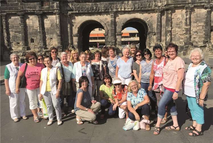 Die Frauengemeinschaft Wirfus vor der Porta Nigra in Trierprivat