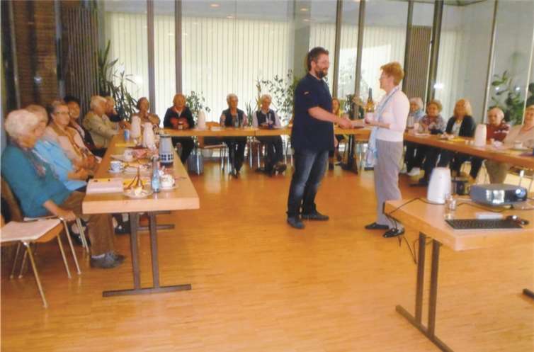 Die Frauengemeinschaft begrüßt THW-Ortsgruppenleiter Johannes Lohrum privat