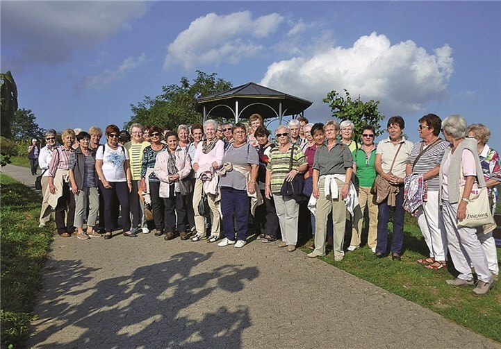 Die Frauengemeinschaft ließ es sich bei einer Wanderung durch die Moselweinberge gut gehen.privat