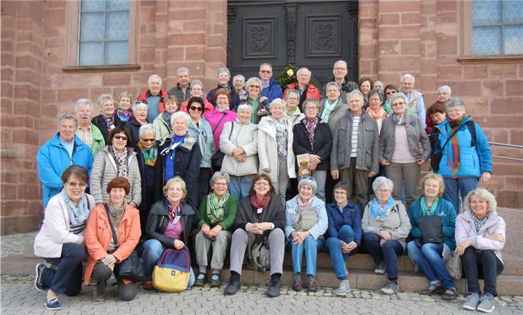 Die Frauengemeinschaft vor der Kirche St. Peter in St. Peter im Schwarzwaldprivat