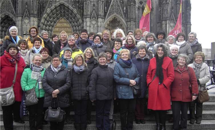 Die Frauengemeinschaftsgruppe vor dem Kölner Dom.privat