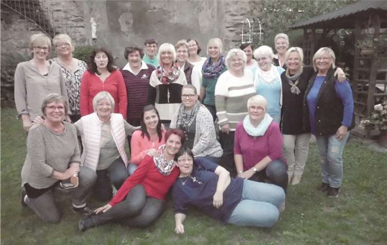 Die Frauengruppe der Prinzengarde Andernach e. V. beim gemeinsamen Grillabend. privat