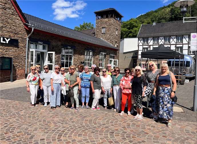 Die Frauengruppe erkundete die charmante Innenstadt, die mit vielen kleinen Geschäften und gemütlichen Restaurants und Cafés lockt. Foto: Möhnenverein Alzheim