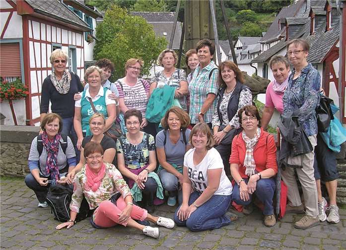 Die Frauengruppe war in Monreal unterwegs: Nach Wanderung, Stadtbesichtigung und Besuch einer Töpferei kehrten die Frauen in der Weingalerie „Atarus“ ein. Gute Weine wurden serviert und probiert. Eine deftige Vesper rundete die Weinprobe ab. Die Stimmung bei der Heimfahrt war prima. Gut gelaunt trafen alle wieder im Heimatort ein. privat