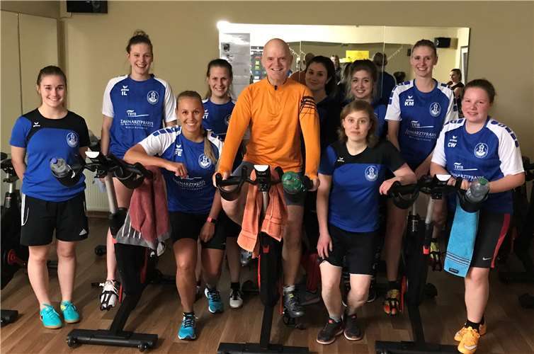 Die Frauenmannschaft der Spvgg Cochem beim Spinning mit Arnold J. Braun.privat