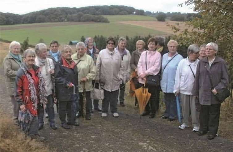 Die Frauenselbsthilfegruppe wanderte bei schönem Wetter durch die Wacholderheide. privat