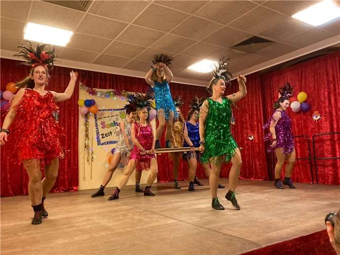Narren feiern jecke „Senheimer Zeitreise“ Die Frauentanzgruppe „The Dancing Lions“ auf der Bühne.