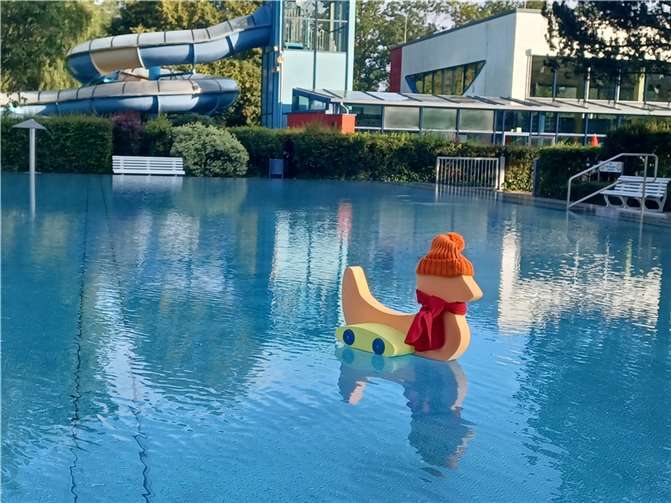 Die Freibadsaison im Mons-Tabor-Bad geht zu Ende. Die Bade-Ente zieht sich in ihr Winterquartier zurück. Foto: VG Montabaur / Christina Weiß