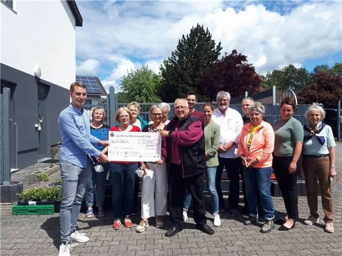 Die Freie Liste Herschbach hat sich bei einem Besuch in der Herschbacher Ausgabestelle der Tafel Westerwald über die aktuelle Arbeit informiert und eine Spende in Höhe von 1.000 Euro überreicht. Foto: privat