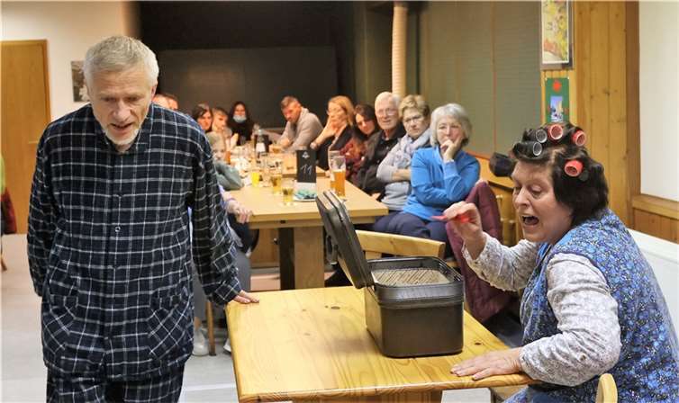 Die Freie Theatergruppe „Die Findlinge“ hat ihr neues Programm „Ein Herz und eine Seele“ im Gasthaus „Zur Aubach“ aufgeführt.Foto: privat