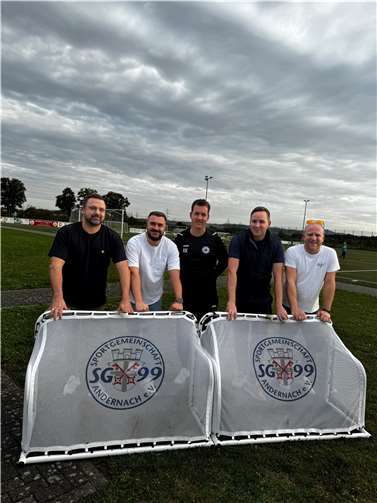 Die Freie Wählergruppe Andernach e.V, übergab vergangene Woche eine Spende in Form von zwei „Minitoren“ an die SG99 Andernach. Foto: privat