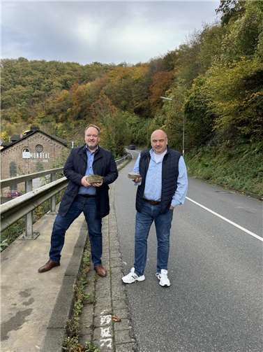 Die Freie Wählergruppe Bendorf machte sich ein Bild von der verkehrsgefährdenden Situation durch Geröll auf der L306 unterhalb der Burg Sayn. Foto: FWG Bendorf