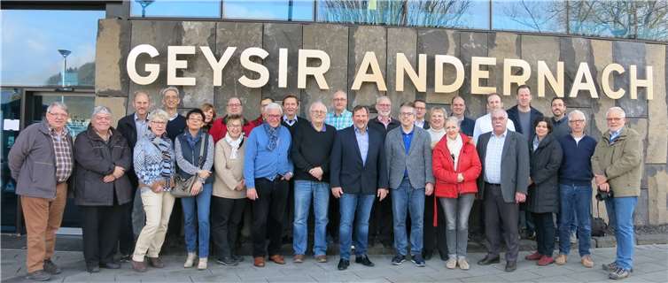 Die Freie Wählergruppe Mayen Koblenz e.V. und Anderach.net Geschäftsführer Christian Heller vor dem Geysir Erlebnis-Zentrum. Christian Greiner