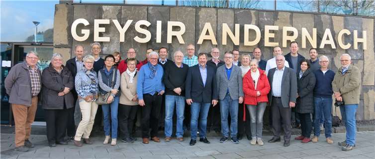 Die Freie Wählergruppe Mayen-Koblenz e.V. und Andernach.net Geschäftsführer Christian Heller vor dem Geysir Erlebnis-Zentrum.Christian Greiner