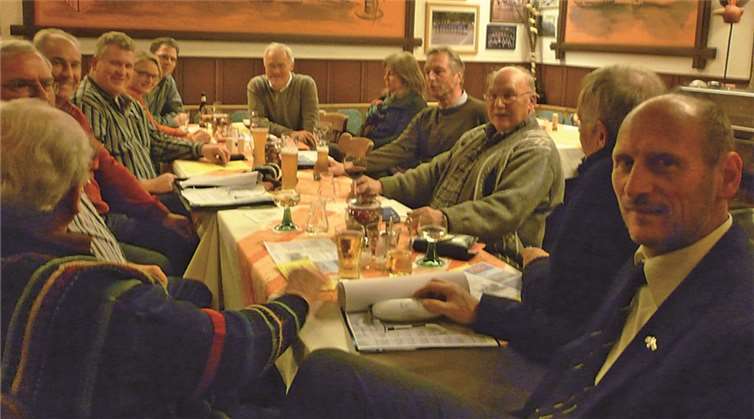 Die Freie Wählergruppe Niederwerth diskutierte über die Gemeindepolitik und bereitete die Erstellung der Bewerberliste zur Gemeinderatswahl 2014 intensiv vor. privat